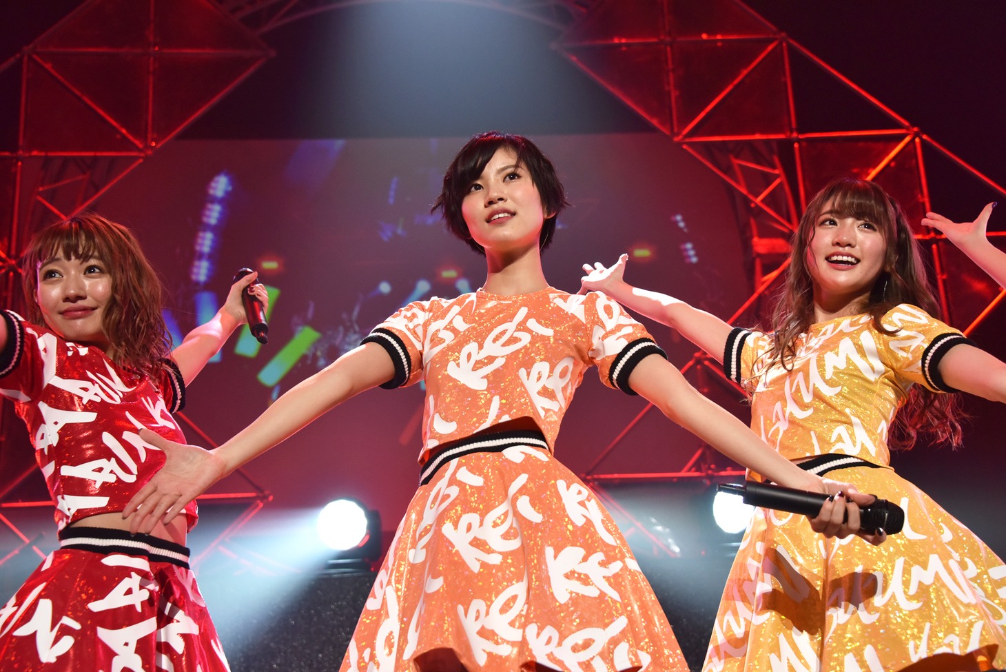 左から荻野可鈴、小林れい、志田友美。