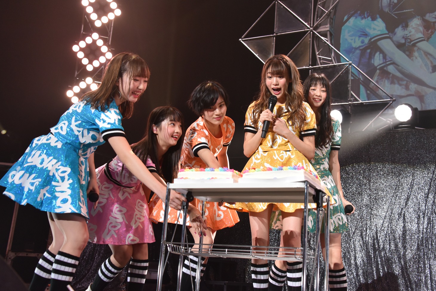バースデーケーキに驚く志田友美（右から2番目）。