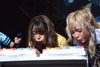 バースデーケーキのろうそくを吹き消す志田友美（左）と水無瀬ゆき（右）。