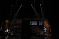 三浦大知とKREVAのコラボの様子。（提供：avex trax）