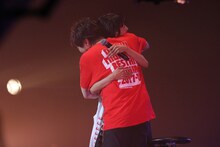 曲を歌い終え、ハグをする満島ひかりと三浦大知。（提供：avex trax）