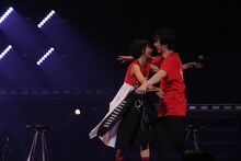 曲を歌い終え、ハグをする満島ひかりと三浦大知。（提供：avex trax）