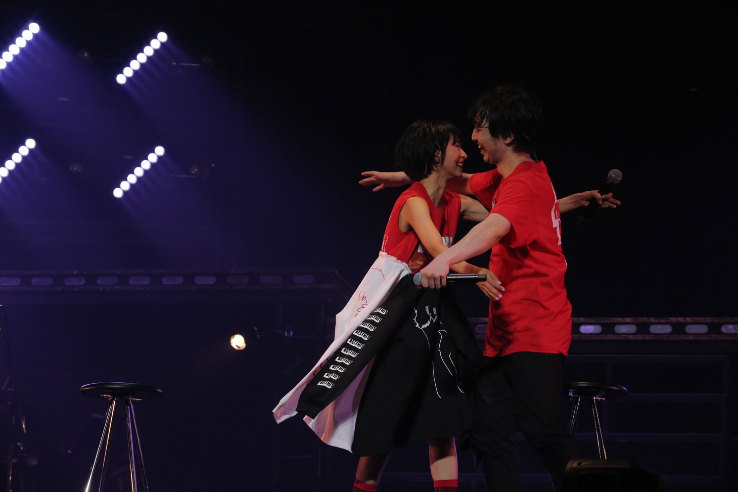 歌い終えハグをする満島ひかり（左）と三浦大知（右）。（提供：avex trax）（写真提供：avex trax）