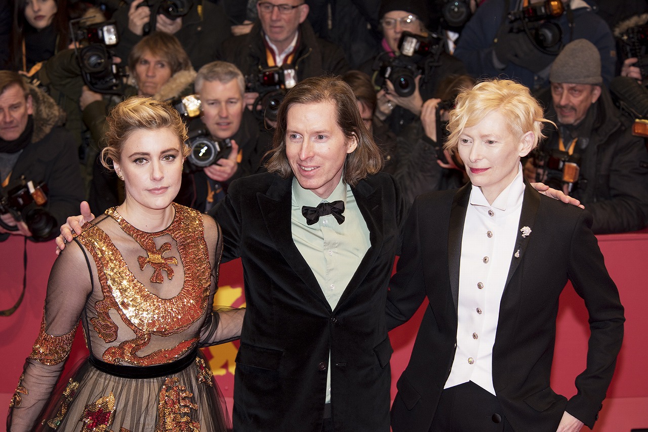 左からグレタ・カーヴィグ、ウェス・アンダーソン、ティルダ・スウィントン。