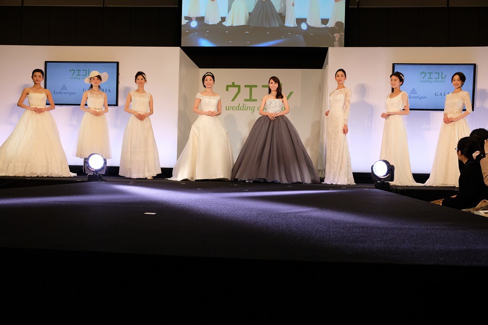 右から4番目がMay J.。