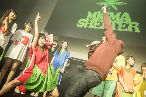 「芸能界の頂上!」と叫ぶヨネコ(左)。