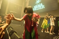 ステージを降りるMIGMA SHELTERのヨネコ。