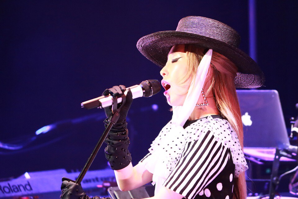 加藤ミリヤ「続 歌の会2018」の様子。（写真提供：ソニー・ミュージックレコーズ）