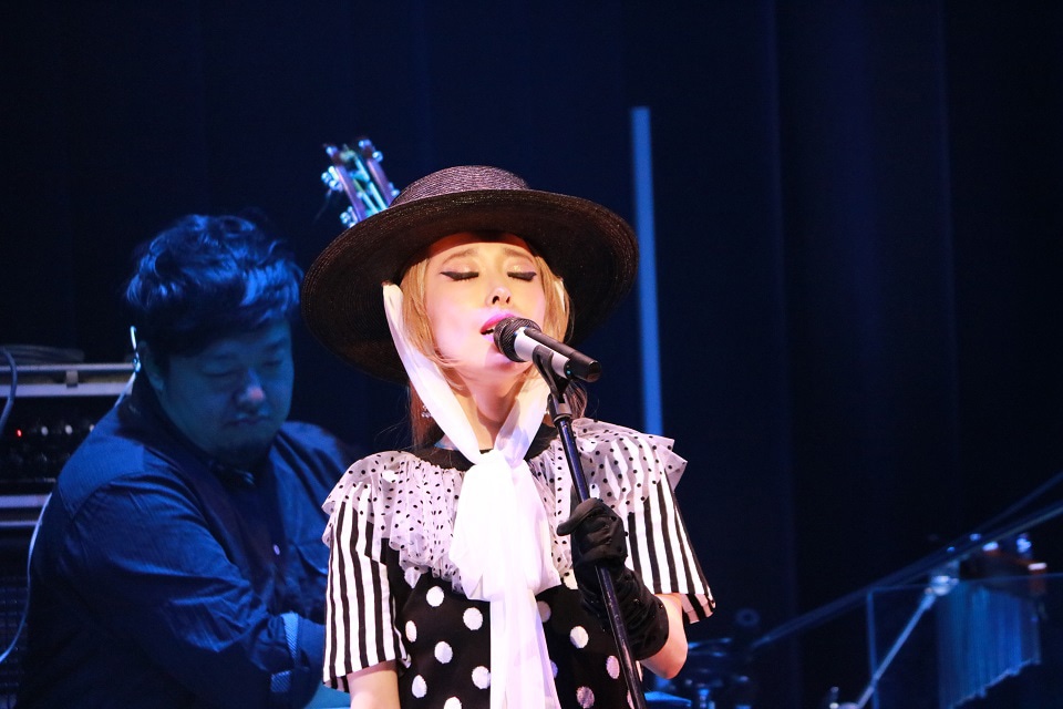 加藤ミリヤ「続 歌の会2018」の様子。（写真提供：ソニー・ミュージックレコーズ）