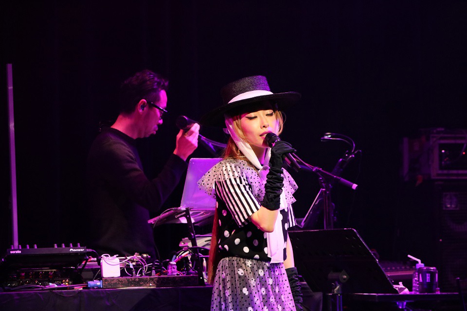 加藤ミリヤ「続 歌の会2018」の様子。（写真提供：ソニー・ミュージックレコーズ）