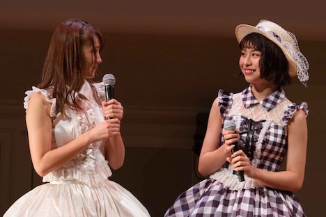 左から志村理佳、田中美麗。（写真提供：エイベックス）