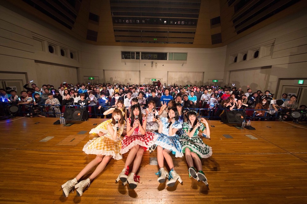 SUPER☆GiRLS「超絶☆定期公演Vol.7『超絶☆バレンタイン ～私達からの愛を受けとって～』Produced by Risa Uchimura」東京・TOKYO FM HALL公演の様子。（写真提供：エイベックス）