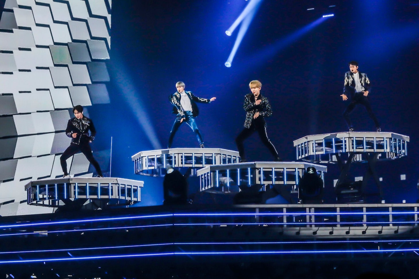 人気画像8位は「SHINeeの4年連続ドームツアー、大阪で開幕」より、「SHINee WORLD THE BEST 2018～FROM NOW ON～」2月17日公演の様子。（Photo by HAJIME KAMIIISAKA）
