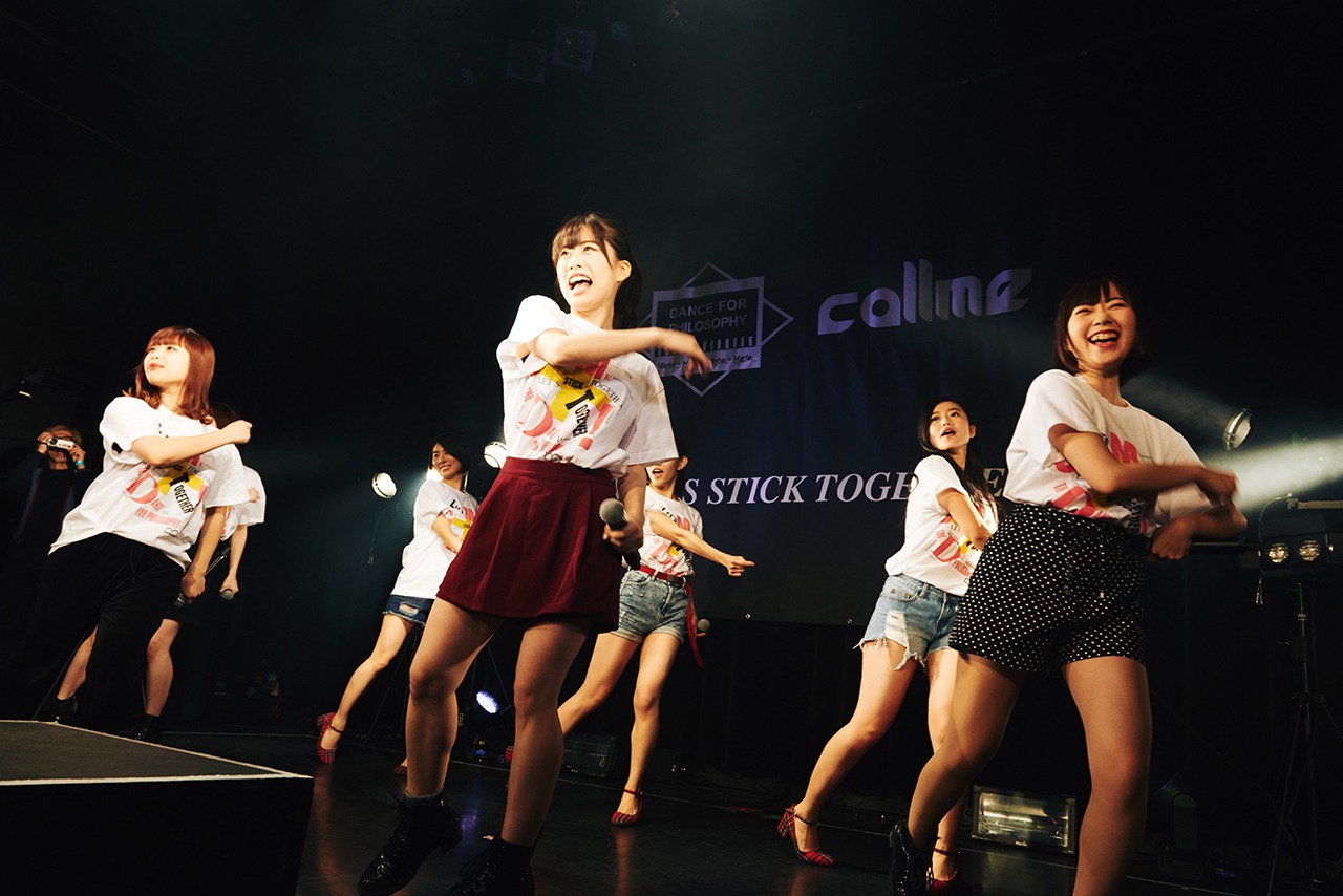 「君の瞳に恋してる」を披露するcallmeとフィロソフィーのダンス。（Photo by Genki Arata）