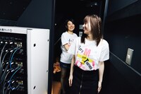 RUUNA（奥）と佐藤まりあ（手前）。（Photo by Genki Arata）