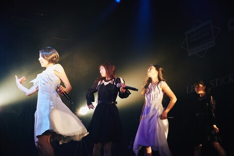 左からRUUNA、佐藤まりあ、KOUMI、奥津マリリ。（Photo by Genki Arata）
