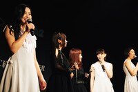 左からKOUMI、十束おとは、日向ハル、MIMORI、RUUNA。（Photo by Genki Arata）