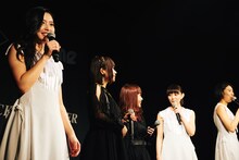 左からKOUMI、十束おとは、日向ハル、MIMORI、RUUNA。（Photo by Genki Arata）