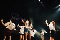 「君の瞳に恋してる」を披露するcallmeとフィロソフィーのダンス。（Photo by Genki Arata）