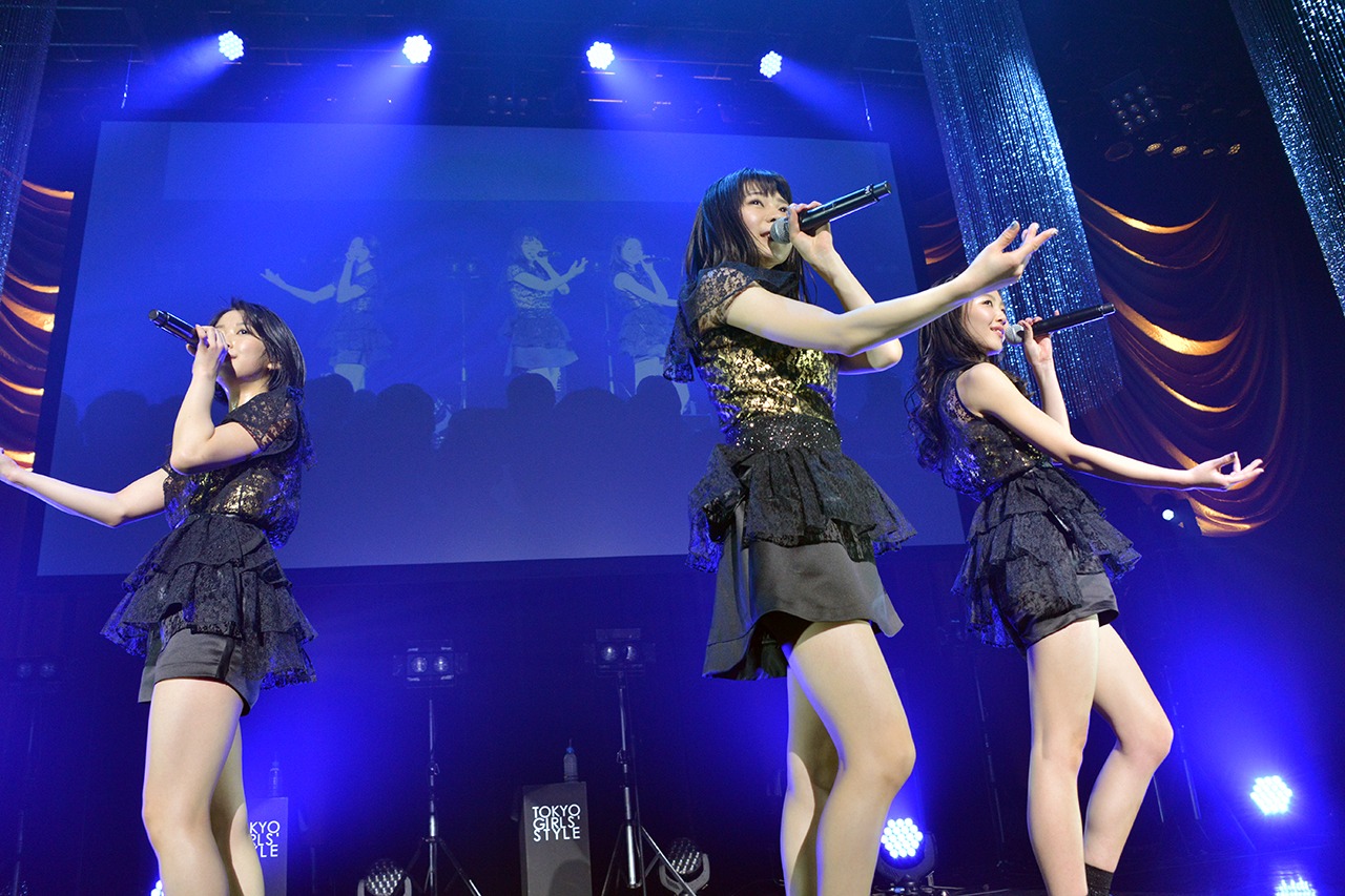 東京女子流 エキシビジョン公演「"DISCOGRAPHY" CASE OF TGS -TGS00～TGS32-」の様子。