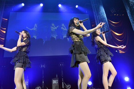 東京女子流 エキシビジョン公演「"DISCOGRAPHY" CASE OF TGS -TGS00~TGS32-」の様子。
