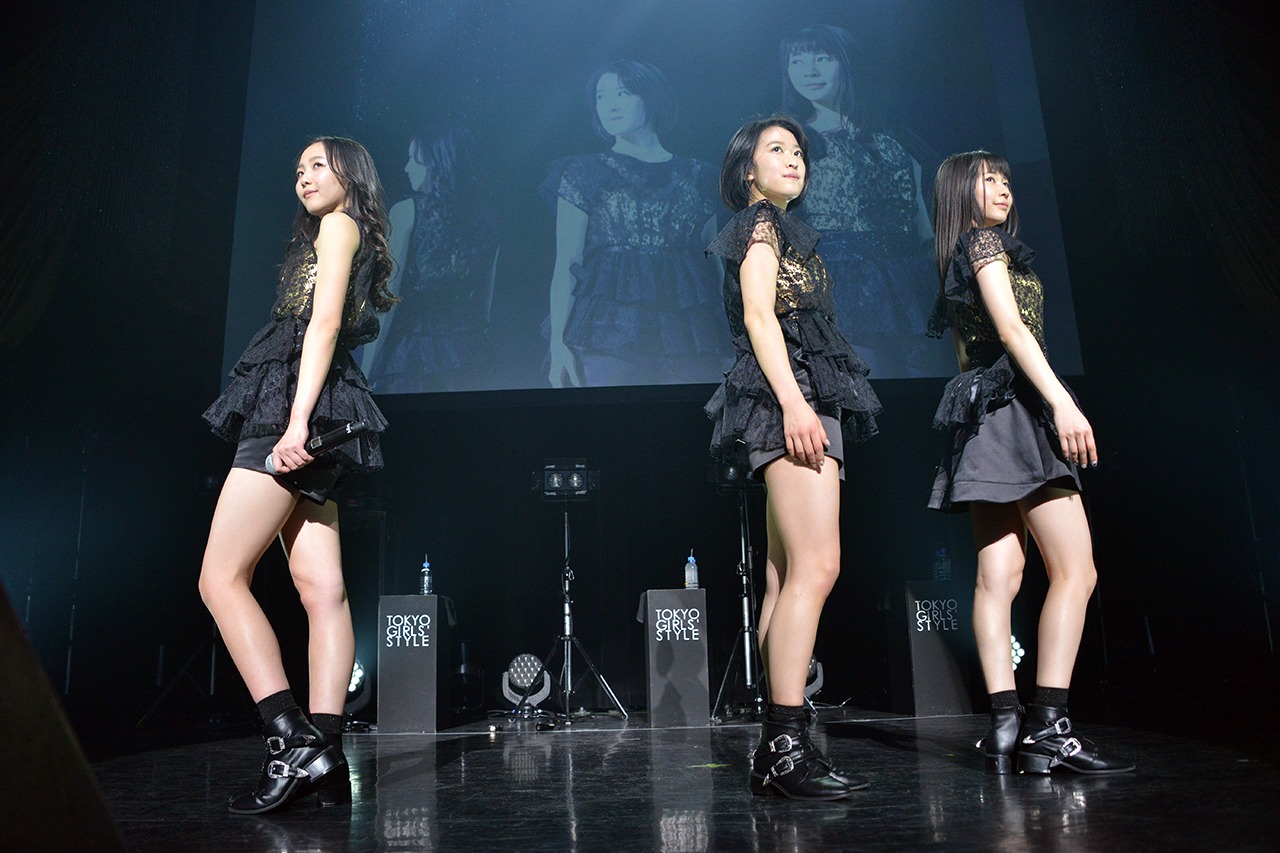 東京女子流 エキシビジョン公演「"DISCOGRAPHY" CASE OF TGS -TGS00～TGS32-」の様子。