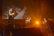 東京女子流 エキシビジョン公演「"DISCOGRAPHY" CASE OF TGS -TGS00～TGS32-」の様子。