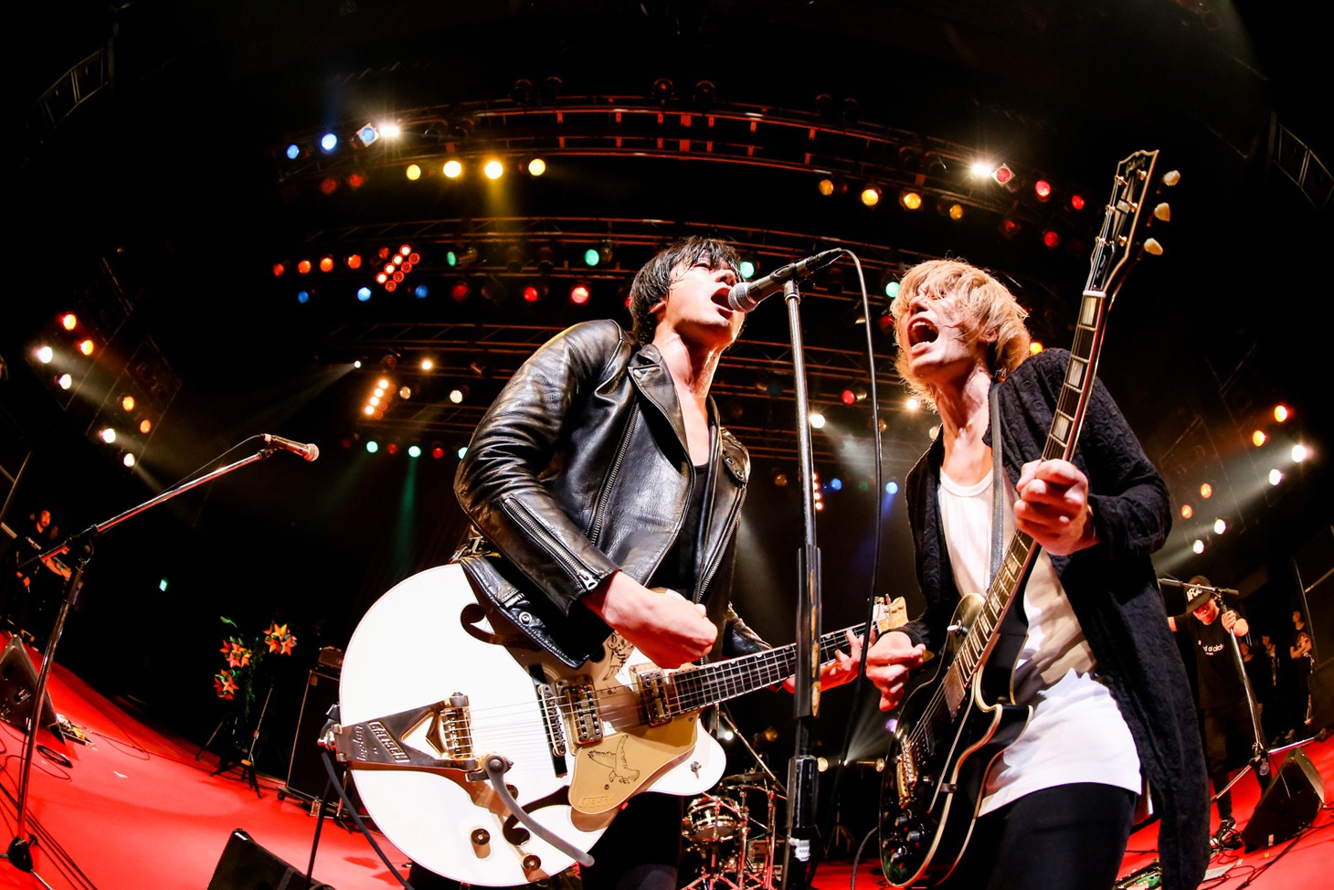 a flood of circleの佐々木亮介（Vo, G）とアオキテツ（G）。（Photo by Viola Kam (V'z Twinkle)）