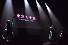 東京女子流 エキシビジョン公演「"DISCOGRAPHY" CASE OF TGS -TGS33～TGS68-」の様子。
