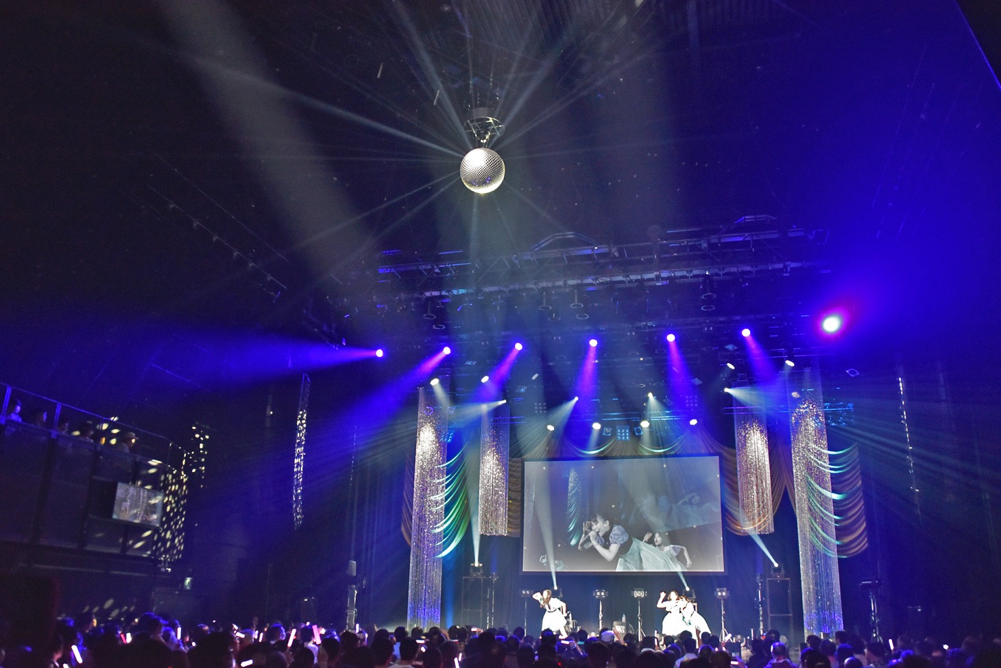 東京女子流 エキシビジョン公演「"DISCOGRAPHY" CASE OF TGS -TGS33～TGS68-」の様子。