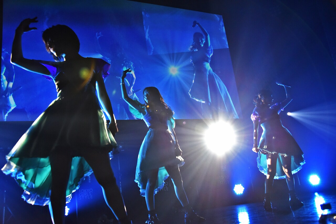 東京女子流 エキシビジョン公演「"DISCOGRAPHY" CASE OF TGS -TGS33～TGS68-」の様子。