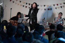 吉川友「『ときめいたのにスルー / DISTORTION』発売記念アコースティック・ライブ」東京・mona records公演の様子。（写真提供：アップフロント）