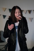 吉川友「『ときめいたのにスルー / DISTORTION』発売記念アコースティック・ライブ」東京・mona records公演の様子。(写真提供:アップフロント)