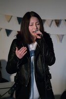 吉川友「『ときめいたのにスルー / DISTORTION』発売記念アコースティック・ライブ」東京・mona records公演の様子。（写真提供：アップフロント）