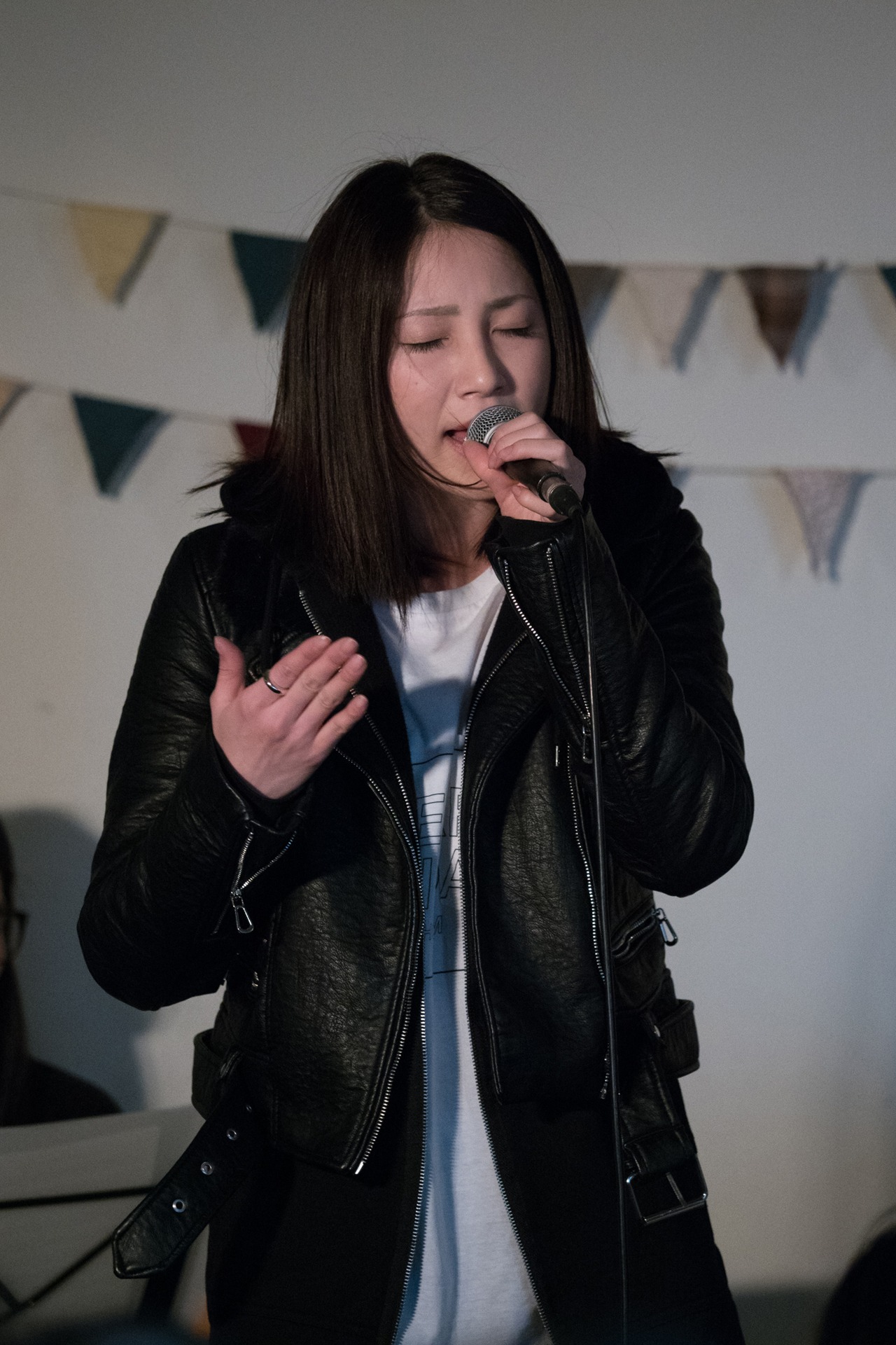 吉川友「『ときめいたのにスルー / DISTORTION』発売記念アコースティック・ライブ」東京・mona records公演の様子。（写真提供：アップフロント）