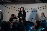 吉川友「『ときめいたのにスルー / DISTORTION』発売記念アコースティック・ライブ」東京・mona records公演の様子。(写真提供:アップフロント)