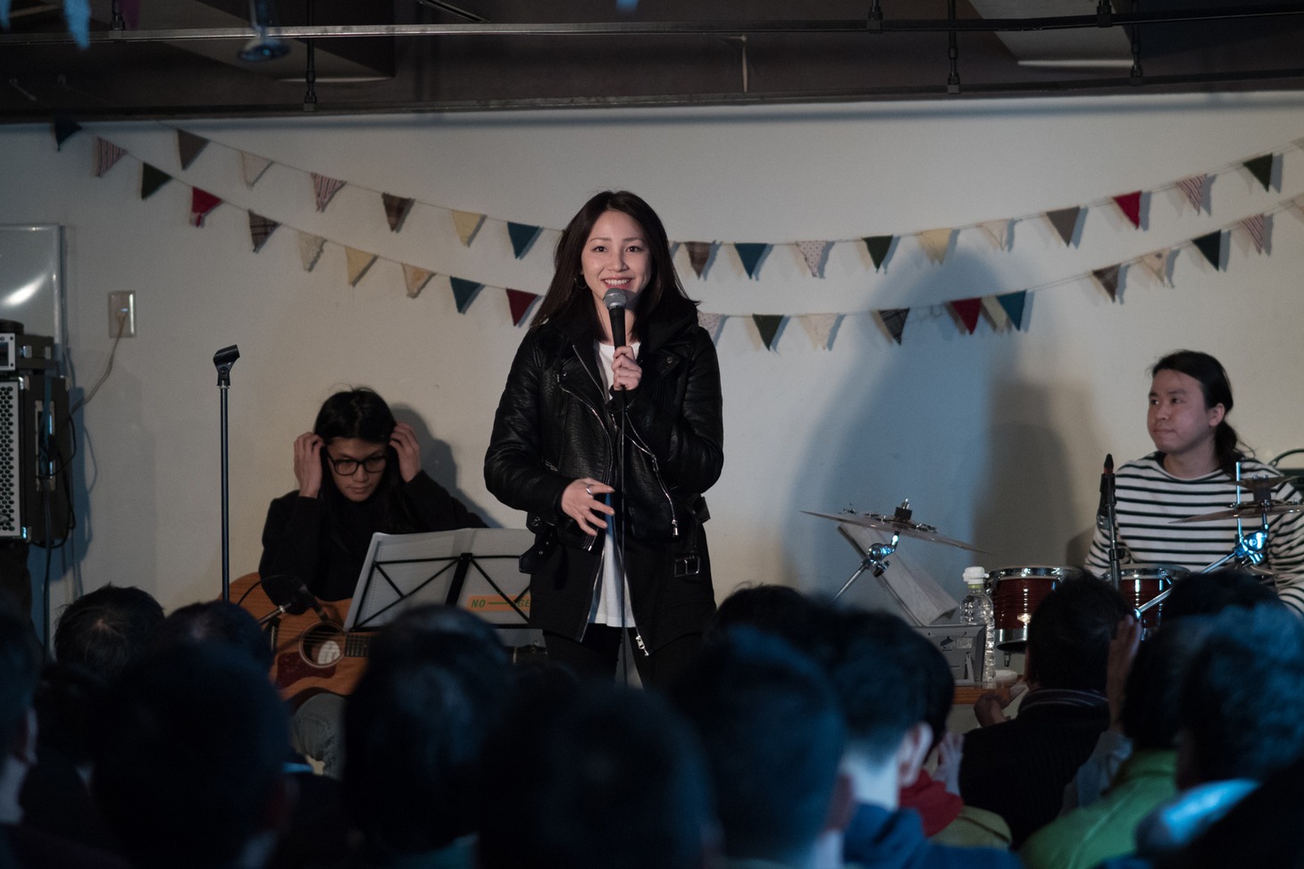 吉川友「『ときめいたのにスルー / DISTORTION』発売記念アコースティック・ライブ」東京・mona records公演の様子。（写真提供：アップフロント）