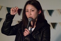 吉川友「『ときめいたのにスルー / DISTORTION』発売記念アコースティック・ライブ」東京・mona records公演の様子。（写真提供：アップフロント）