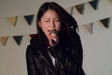吉川友「『ときめいたのにスルー / DISTORTION』発売記念アコースティック・ライブ」東京・mona records公演の様子。（写真提供：アップフロント）