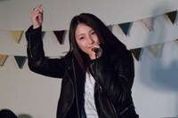 吉川友「『ときめいたのにスルー / DISTORTION』発売記念アコースティック・ライブ」東京・mona records公演の様子。（写真提供：アップフロント）