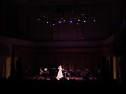 May J.のコンサートの様子。