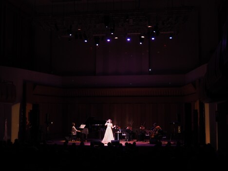 May J.のコンサートの様子。