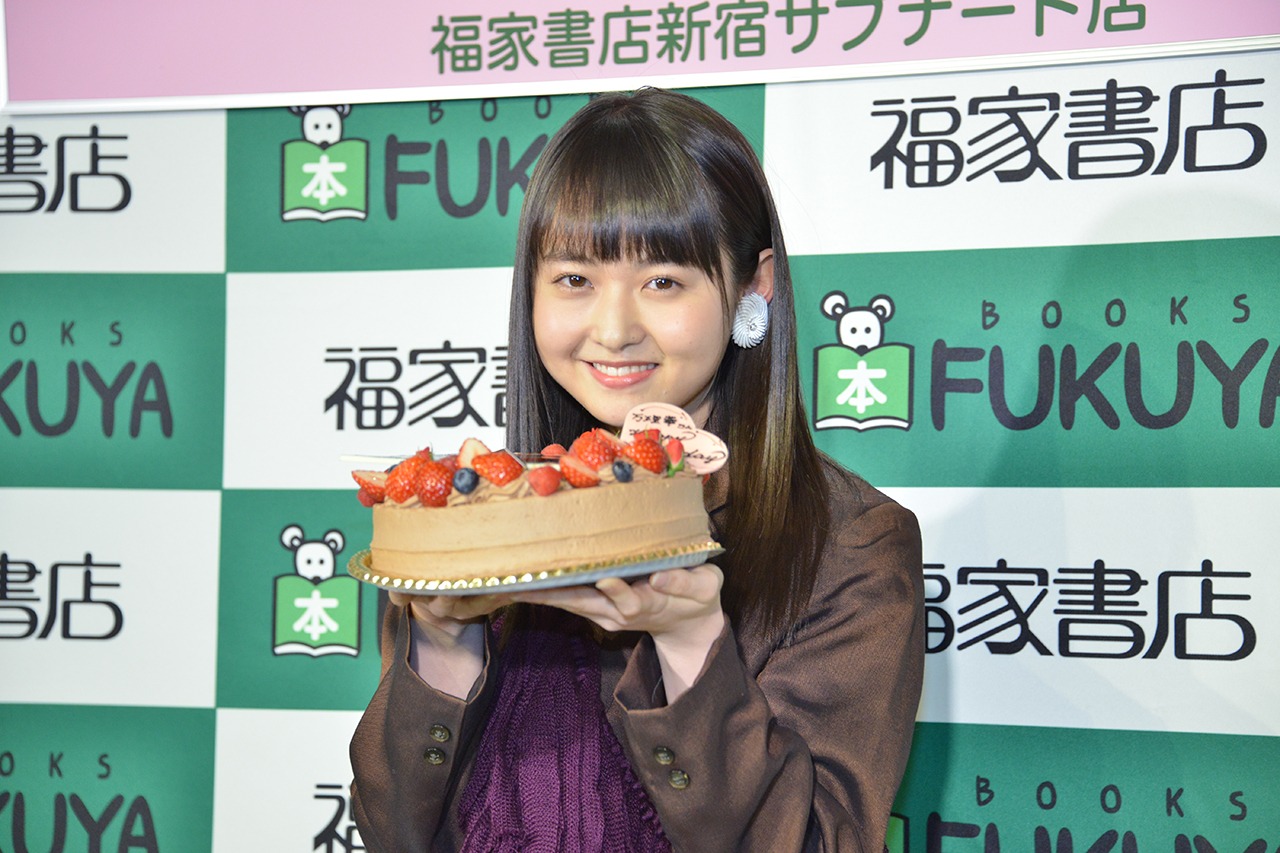 誕生日ケーキを持つ伊藤万理華。