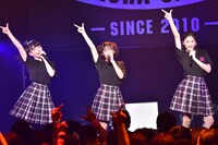 左から岡崎百々子、山出愛子、岡田愛。