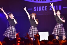 左から岡崎百々子、山出愛子、岡田愛。