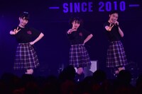 左から岡崎百々子、山出愛子、岡田愛。