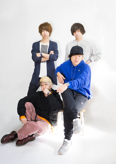 コラボモデルを身に着けたKEYTALK。