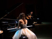 May J.のコンサートの様子。