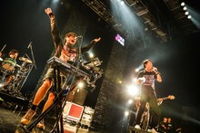 キュウソネコカミとチュートリアルのコラボの様子。（撮影：渡邉一生）