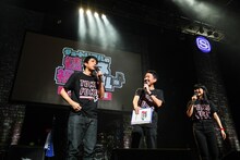 チュートリアルと菅沼ゆり。（撮影：渡邉一生）